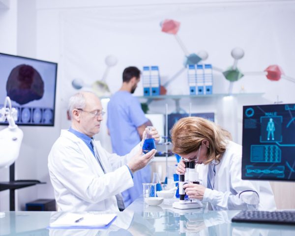 groupe-researchers-pharmacology-hospital-laboratory-modern-equipment-research-laboratory_482257-34686